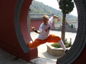 Sébastien dans la cour du palais du grand trésor 大雄宝殿 au Temple Da Fa Wang 大法王寺
