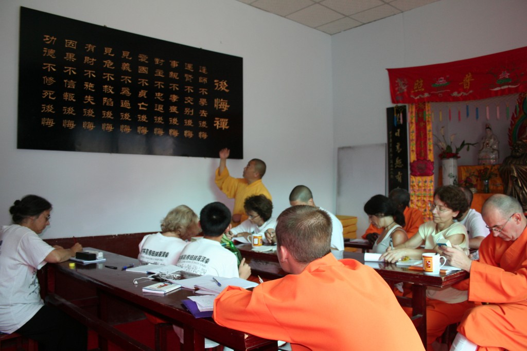 Maitre Shi heng Jun en train d'expliquer le texte aux élèves français