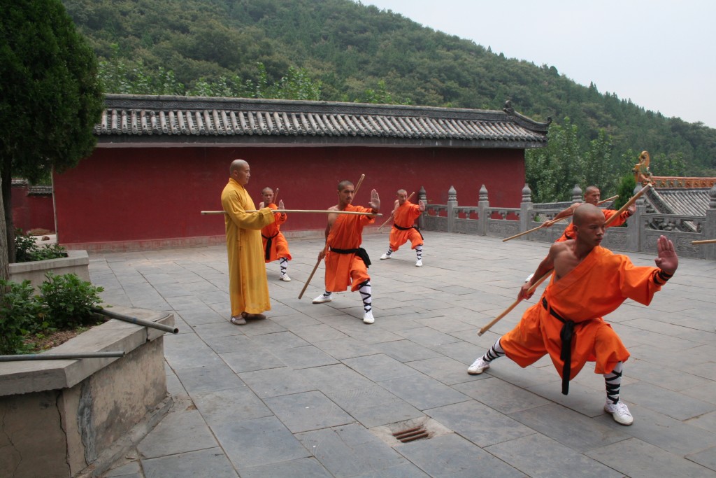 Maitre Shi Heng Jun et ses disciples pratiquant Yin Shou Gun