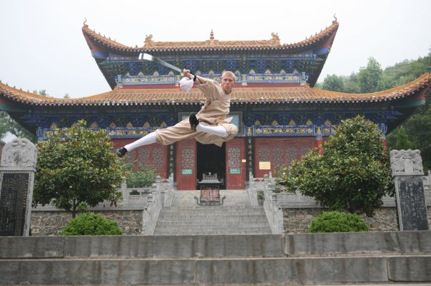 Sébastien devant le palais du sage de l’ouest 西方圣人殿 au Temple Da Fa Wang 大法王寺